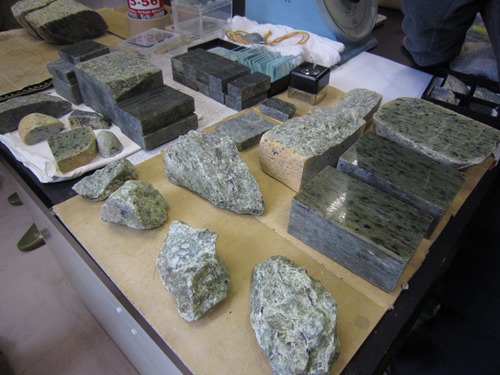 北海道・様似・幌満橄欖岩・ハルツバージャイト 北海道・様似・幌満橄欖岩・ハルツバージャイト - メルカリ