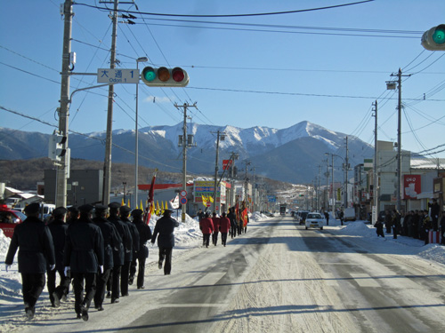 13出初_アポイに向かって行進.jpg