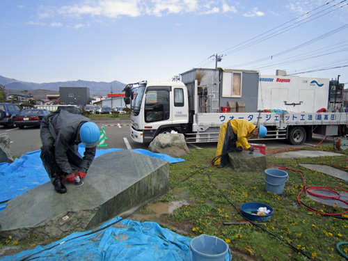 かんらん岩広場研磨作業1.jpg