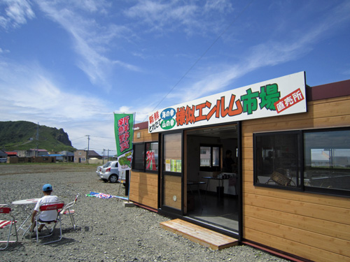 エンルム市場のプレハブ.jpg
