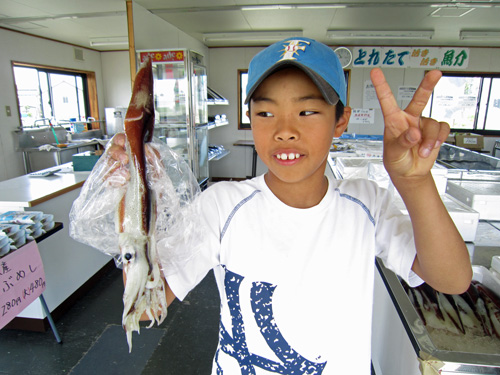エンルム市場イカを持つ航介.jpg