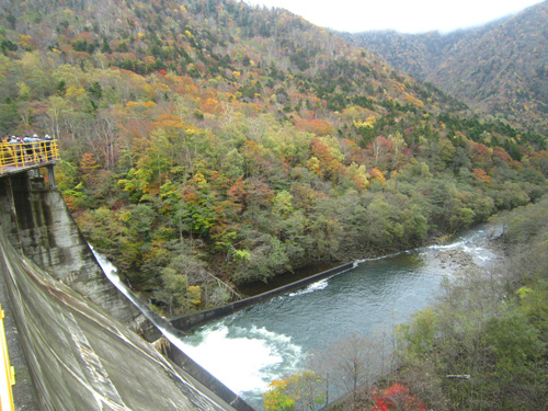 ジオ塾・幌満峡大ダムの上.jpg