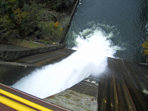 ジオ塾・幌満峡大ダム放水.jpg