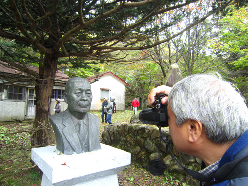 ジオ塾・幌満峡手塚銅像.jpg