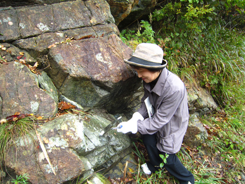 ジオ塾・幌満峡石叩き.jpg