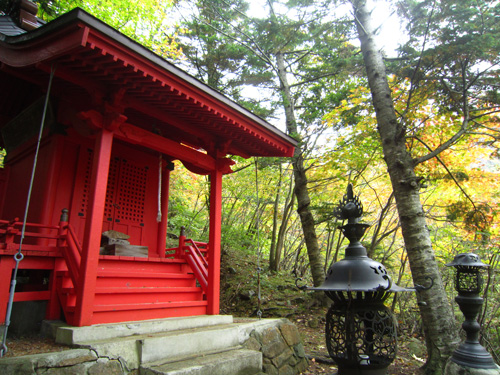 ジオ塾・幌満峡神社御堂.jpg