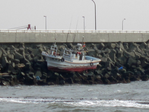 大震災・漁船座礁.jpg