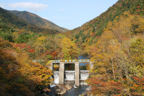 幌満峡紅葉・第2堰堤.jpg