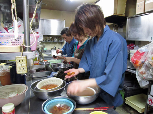 弁慶厨房ウニむき.jpg