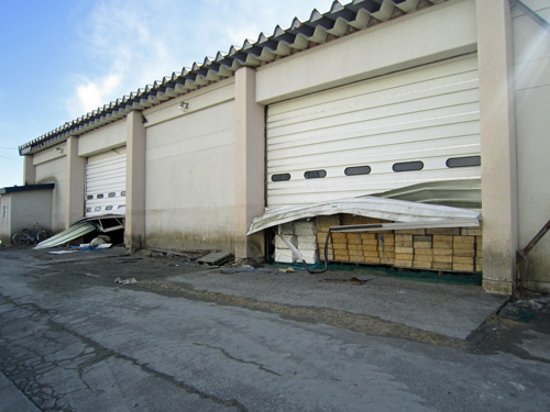第2岸壁倉庫シャッター被害.jpg