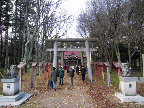 西舎神社正門.jpg