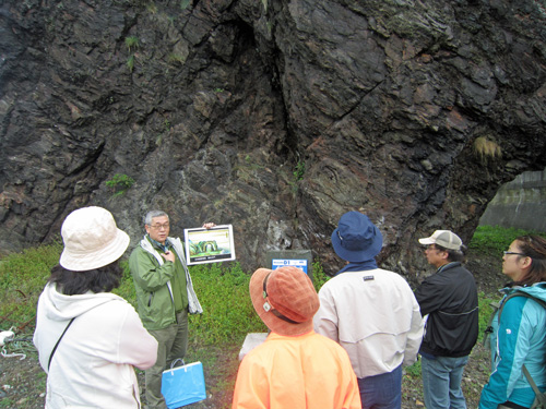 モニターツアー穴岩.jpg
