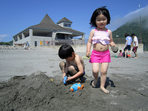 11海水浴場で遊ぶ子供2.jpg