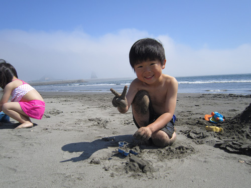 11海水浴場で遊ぶ子供3.jpg