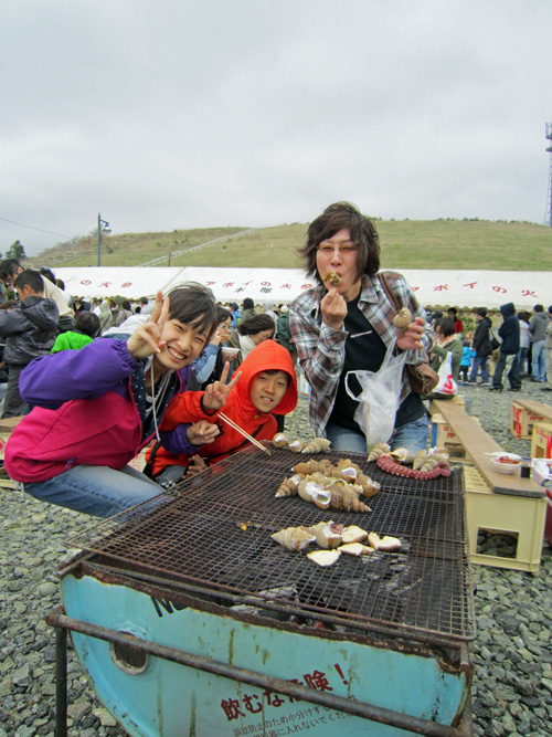 ウニまつり会場炭焼き2.jpg