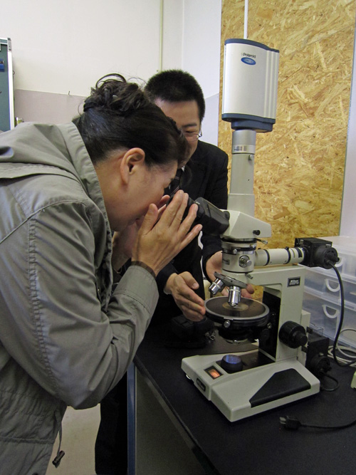 ジオラボ開所_偏光顕微鏡.jpg