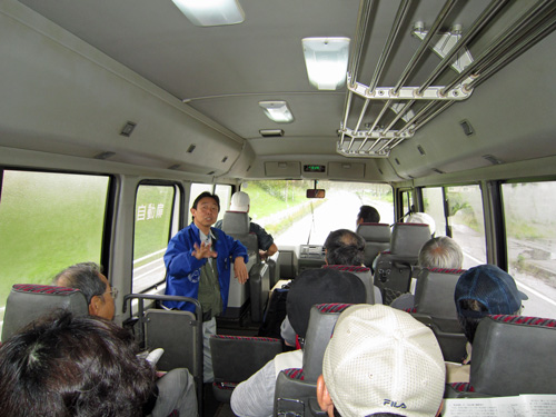 ジオ塾えりもバス車中.jpg