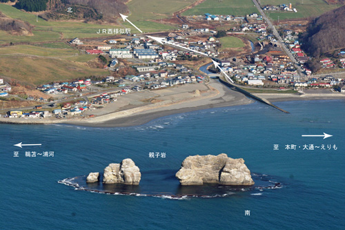 ヘリからの親子岩・西町.jpg