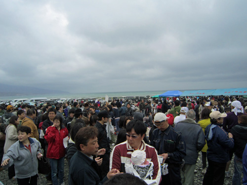 人だかりの会場風景.jpg