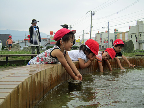 噴水で遊ぶ子ども.jpg
