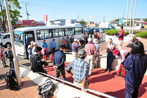 山道ツアー_公民館前.jpg