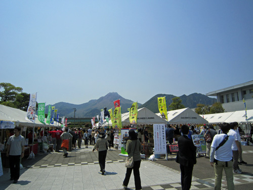 島原復興アリーナ外の物産展.jpg