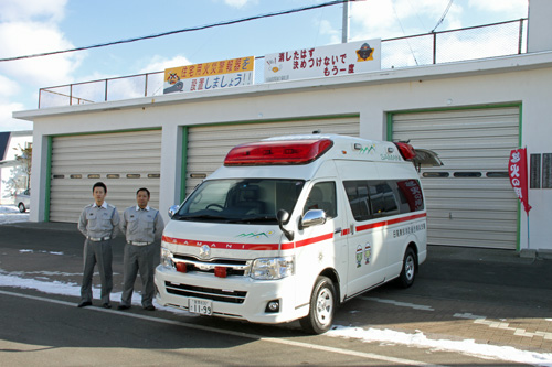 新規救急車両・隊員.jpg