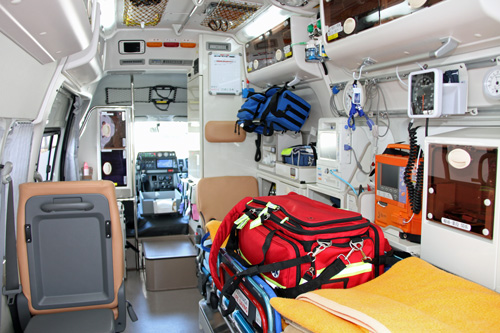 新規救急車両内部.jpg
