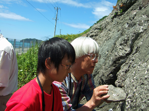 石探し_ピラエト崖_岡田先生.jpg
