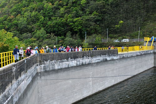 紅葉ツアー_ダム歩く.jpg