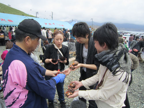 ウニまつり_殻むき指導.jpg