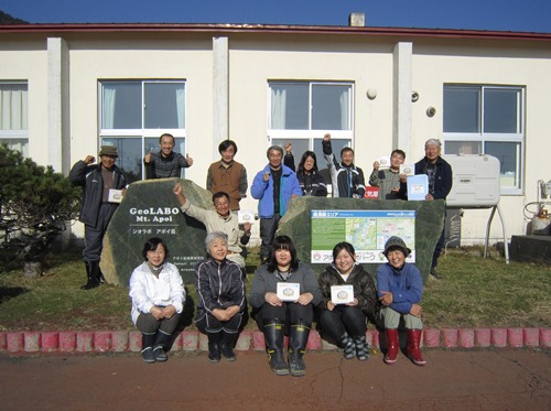 ジオ塾_ジオラボ前記念撮影.jpg
