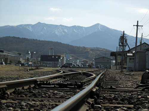 早春の朝の様似駅とアポイ.jpg