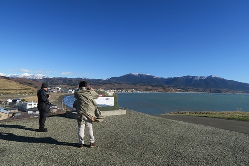 http://www.apoi-geopark.jp/blog/img/2015/%E8%AC%9B%E5%B8%AB%EF%BC%92%E4%BA%BA_%E5%BC%B7%E9%A2%A8%E3%81%AE%E3%82%A8%E3%83%B3%E3%83%AB%E3%83%A0%E3%81%AB%E3%81%A6.jpg