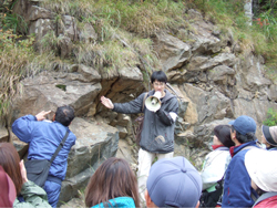 幌満で研究中の北大・梅沢くんもかんらん岩に含まれる斜長石について解説（Ａ４）