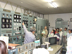 幌満川第3発電所の内部を草地所長に案内してもらいました。