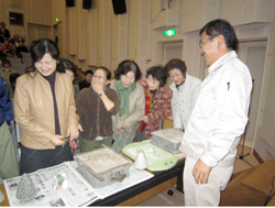 講師の石井栄司次長から、かんらん岩の用途の一つである鋳物砂について、実物を使って説明を受けました。