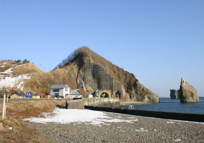 塩釜トンネルとローソク岩